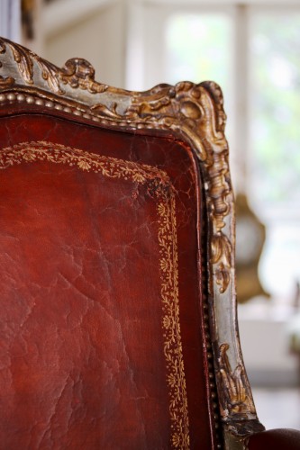 Louis XV - Impressionnante paire de fauteuils à la reine laqués et dorés richement sculptés