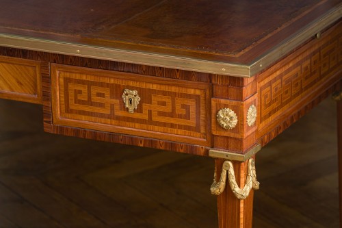 XIXe siècle - Bureau plat marqueté de bois de rose et d’amarante