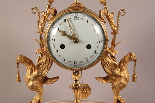 Pendule en bronze doré de la fin du XVIIIe siècle ornée de phénix - Horlogerie Style Louis XVI