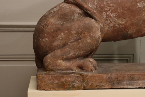 XVIIIe siècle - Paire de lions stylisés assis en terre cuite
