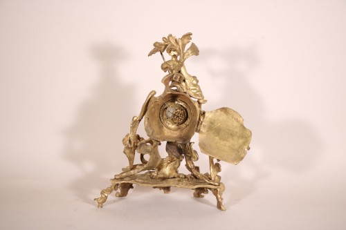 XVIIIe siècle - Pendule rocaille en bronze doré et ciselé