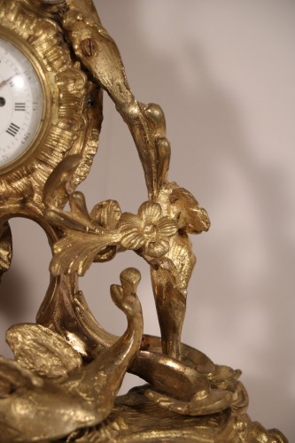 Pendule rocaille en bronze doré et ciselé - Louis XV