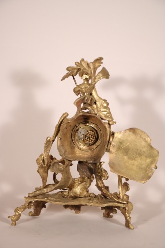 Louis XV - Pendule rocaille en bronze doré et ciselé