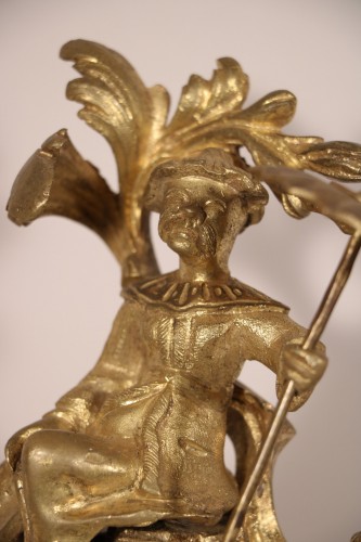 Antiquités - Pendule rocaille en bronze doré et ciselé