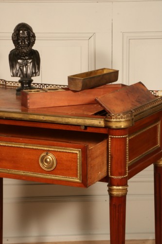Petit bureau Louis XVI à mécanisme estampillé Georges Kintz - Mobilier Style Louis XVI