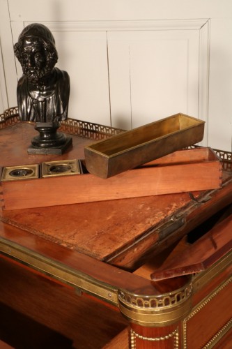 Mobilier Table & Guéridon - Petit bureau Louis XVI à mécanisme estampillé Georges Kintz