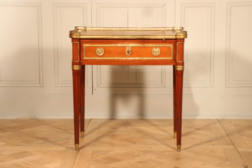 Petit bureau Louis XVI à mécanisme estampillé Georges Kintz - Galerie Pellat de Villedon