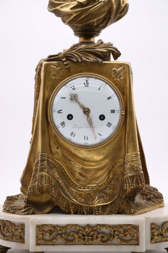 Pendule en bronze doré et ciselé à la « palme du souvenir » - Horlogerie Style Louis XVI