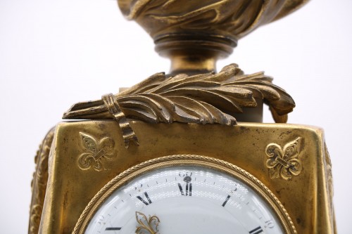 Louis XVI - Pendule en bronze doré et ciselé à la « palme du souvenir »