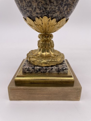Paire de vases à l’antique en granite et en bronze doré - Louis XVI