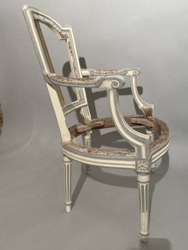 Ensemble de cinq fauteuils laqués crème et rechampis estampillés CIYM - Sièges Style Louis XVI