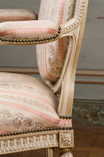 Paire de fauteuils à la reine laqués crème estampillée Poirier - Galerie Pellat de Villedon
