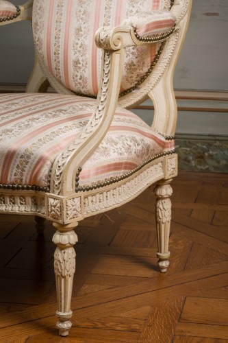 Paire de fauteuils à la reine laqués crème estampillée Poirier - Louis XVI