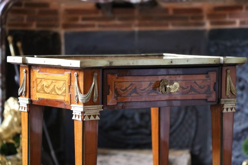 XVIIIe siècle - Petite table marquetée attribuée à Charles Topino