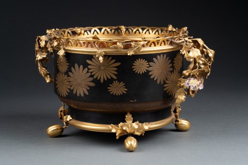 Antiquités - Bol monté en laque du Japon noir et or d'époque Edo