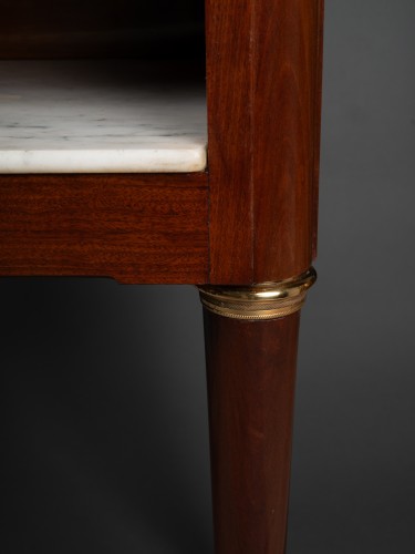 Paire de tables a en-cas ou tables de chevet en acajou et marble blanc - Galerie Philippe Guegan
