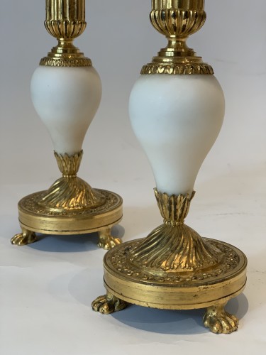 Paire de flambeaux d'époque Louis XVI - bronze doré et marbre blanc - Louis XVI