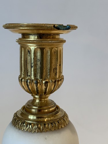 Antiquités - Paire de flambeaux d'époque Louis XVI - bronze doré et marbre blanc