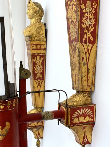 Paire d’appliques à quinquet en tôle vernie rouge et dorée d’époque Consulat - Galerie Philippe Guegan