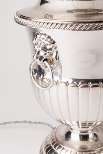 Paire de lampes en métal argenté en forme de vases Médicis (N°1) - Galerie Philippe Guegan