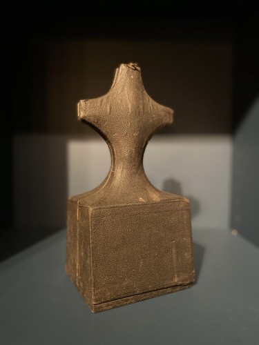 Art sacré, objets religieux  - Petite croix en agate, travail viennois du XIXe siècle
