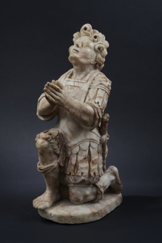 Jaspard Marsy -Soldat romain agenouillé en albâtre, Nord-Pas-de-Calais, 1/3 du XVIIe - Sculpture Style Renaissance