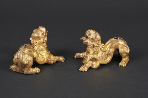 Sculpture Sculpture en Bronze - Paire de lions de cabinet en bronze doré - Venise fin XVIe siècle