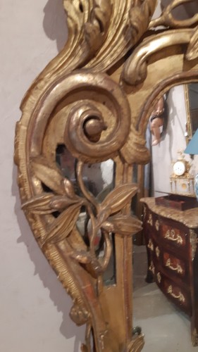 XVIIIe siècle - Grand miroir en bois doré d'époque Louis XV