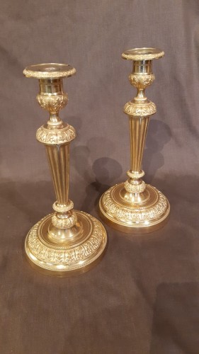 Antiquités - Paire de chandeliers en bronze doré et ciselé d'époque Louis XVI