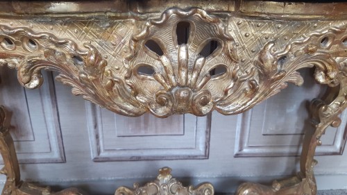 XVIIIe siècle - Console en bois sculpté et doré d'époque Régence