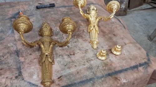 Antiquités - Paire d'appliques en bronze ciselé et doré d'époque Louis XVI