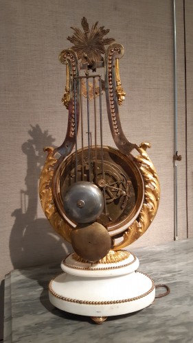 Pendule " lyre" Louis XVI en bronze doré et marbre - Horlogerie Style Louis XVI