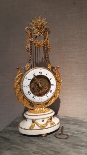 Antiquités - Pendule " lyre" Louis XVI en bronze doré et marbre