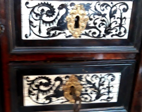 Cabinet de voyage italien du 17e siècle  en placage d'ébène, palissandre et ivoire - Louis XIV
