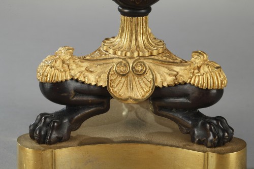 XIXe siècle - Paire de flambeaux en bronze ciselé, France circa 1820 - 1825