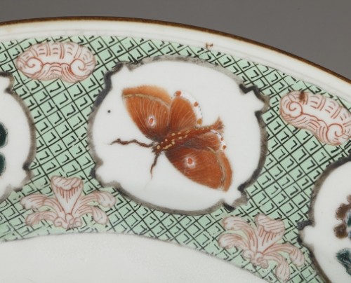 Chine de Commande - Plat à "décor à la tonnelle" d'après C Pronk. 1738 - 1740 - Céramiques, Porcelaines Style 