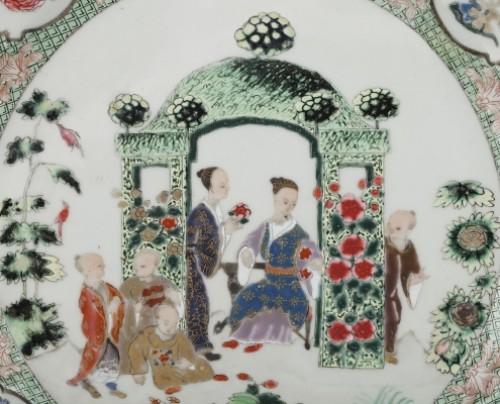 Céramiques, Porcelaines  - Chine de Commande - Plat à "décor à la tonnelle" d'après C Pronk. 1738 - 1740