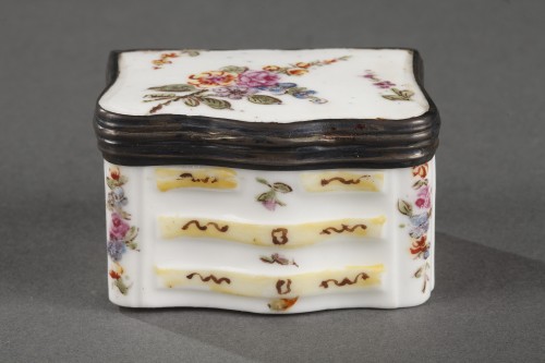 Céramiques, Porcelaines  - Tabatière en forme de commode  en porcelaine de Mennecy 18e siècle vers 1740 - 1750