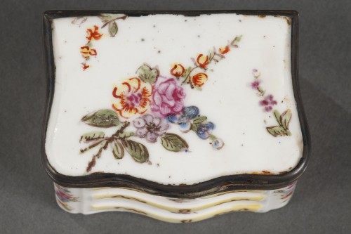 Antiquités - Tabatière en forme de commode  en porcelaine de Mennecy 18e siècle vers 1740 - 1750