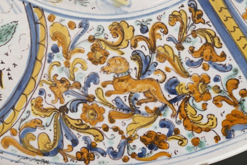 Grand plat à la Cardinal richement décoré, Deruta début du 17e siècle - 