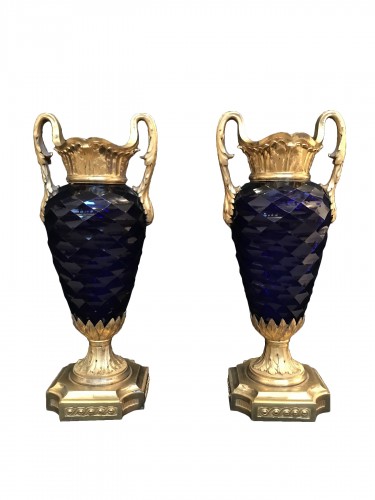 Paire de vases Louis XVI en verre bleu royal du Creusot