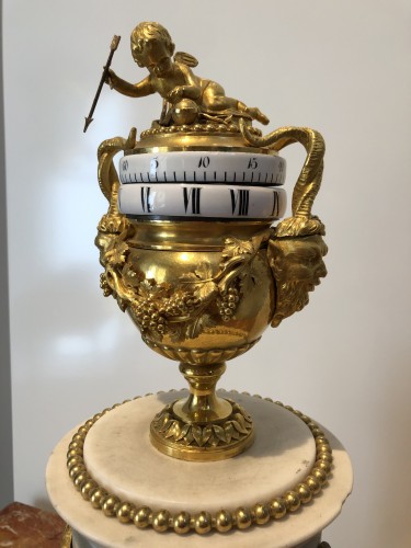 Pendule vase à mécanisme annulaire d’époque Louis XVI - Horlogerie Style 