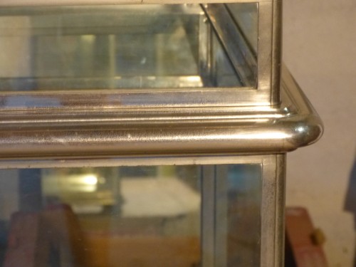 Comptoir vitrine de magasin en métal nickelé, début 20e - Galerie Vaudemont