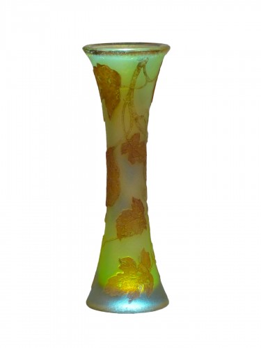 Daum, vase Art nouveau au platane en verre gravé opalescent