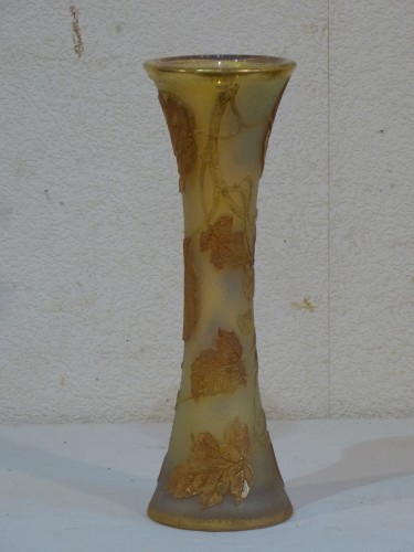 XXe siècle - Daum, vase Art nouveau au platane en verre gravé opalescent