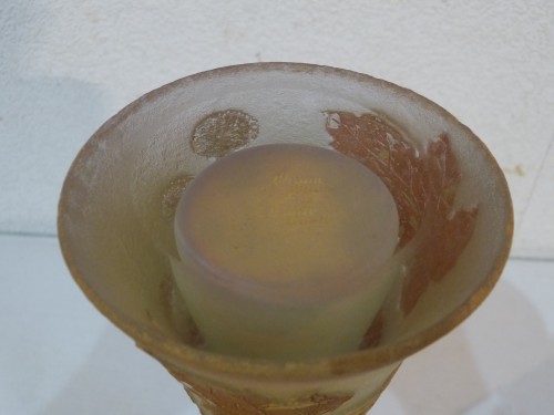 Art nouveau - Daum, vase Art nouveau au platane en verre gravé opalescent
