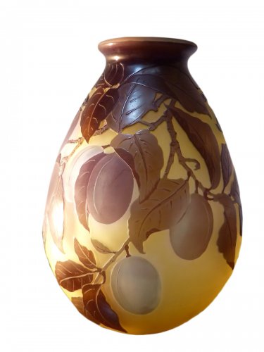 Emile Gallé, vase aux prunes en verre gravé