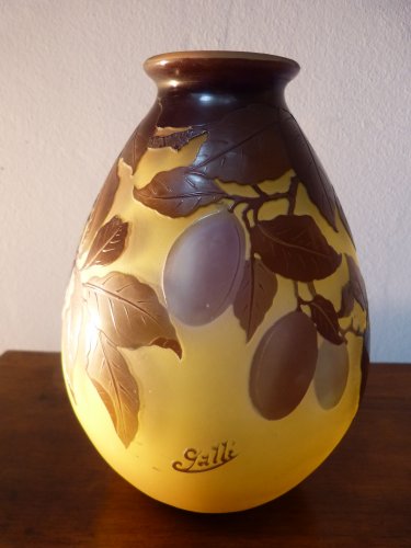 Emile Gallé, vase aux prunes en verre gravé - Verrerie, Cristallerie Style Art nouveau