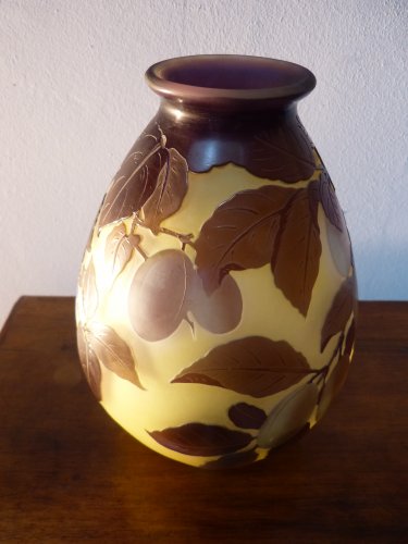 Verrerie, Cristallerie  - Emile Gallé, vase aux prunes en verre gravé