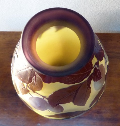 Emile Gallé, vase aux prunes en verre gravé - Galerie Vaudemont